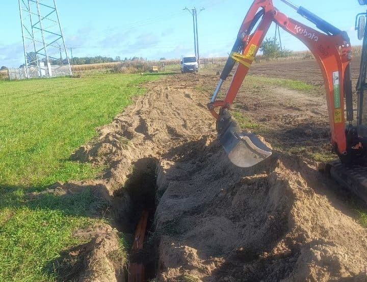 Wykop startowy pod kanalizację teletechniczną z minikoparką na trasie sieci