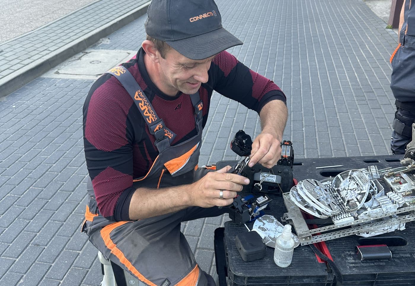 Technik Connects spawa światłowód przy samochodzie serwisowym