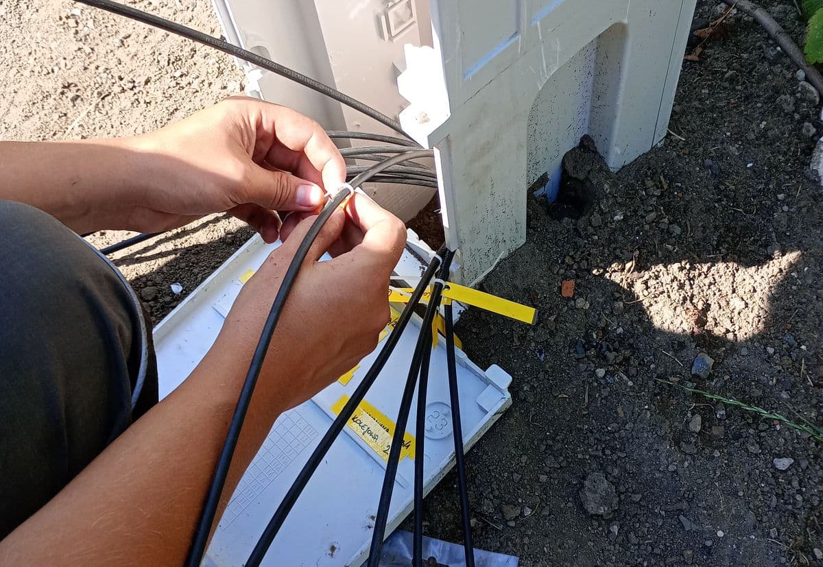 Technik Connects wprowadza włókna światłowodowe do szafy